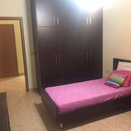Lovely 2 Bedroom Apartment ติรานา ภายนอก รูปภาพ