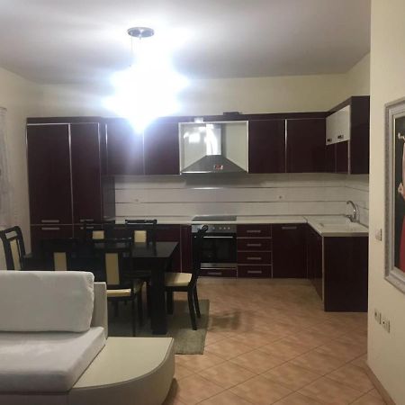 Lovely 2 Bedroom Apartment ติรานา ภายนอก รูปภาพ