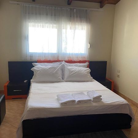 Lovely 2 Bedroom Apartment ติรานา ภายนอก รูปภาพ