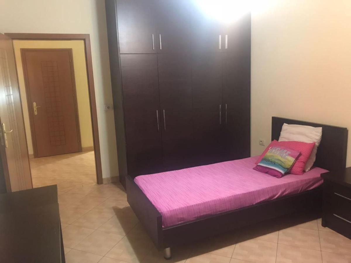 Lovely 2 Bedroom Apartment ติรานา ภายนอก รูปภาพ