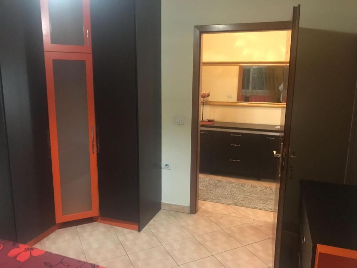 Lovely 2 Bedroom Apartment ติรานา ภายนอก รูปภาพ