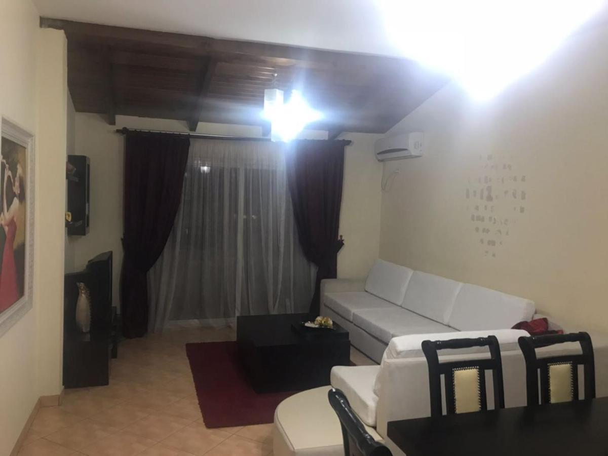 Lovely 2 Bedroom Apartment ติรานา ภายนอก รูปภาพ