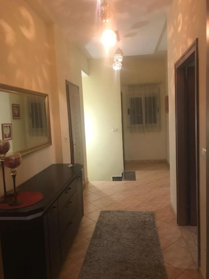 Lovely 2 Bedroom Apartment ติรานา ภายนอก รูปภาพ