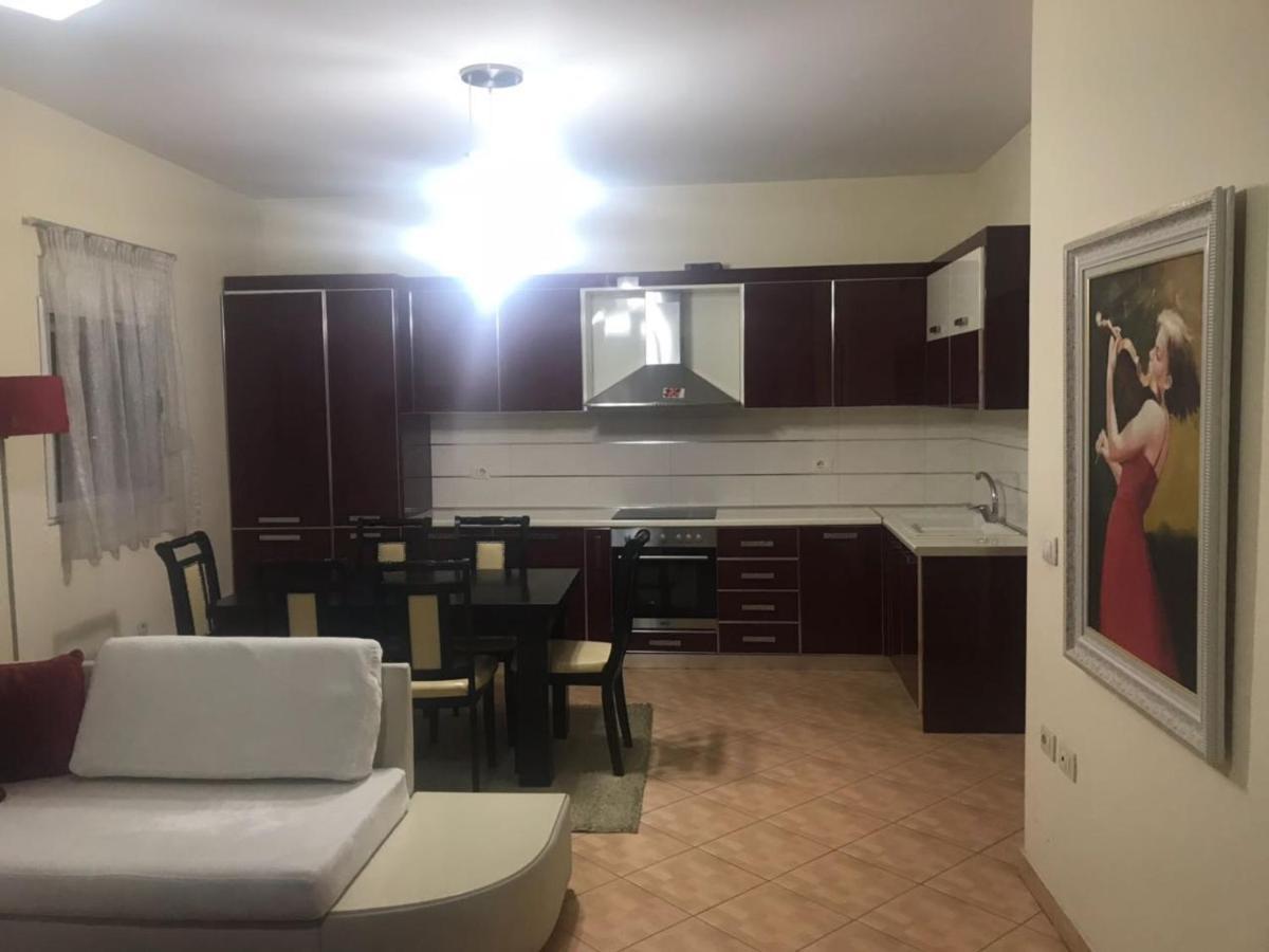 Lovely 2 Bedroom Apartment ติรานา ภายนอก รูปภาพ