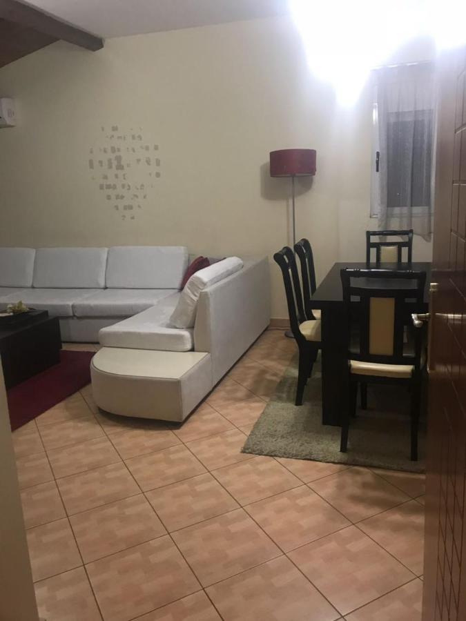 Lovely 2 Bedroom Apartment ติรานา ภายนอก รูปภาพ