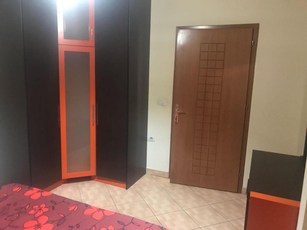 Lovely 2 Bedroom Apartment ติรานา ภายนอก รูปภาพ